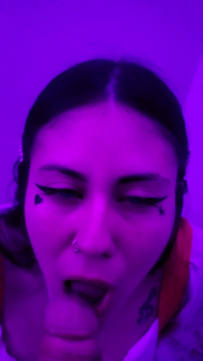 DherlyDoll: 美しい女子高生のダーリードールが美味しいディープスロートフェラチオと、口の中にべちゃべりな精液を送る!