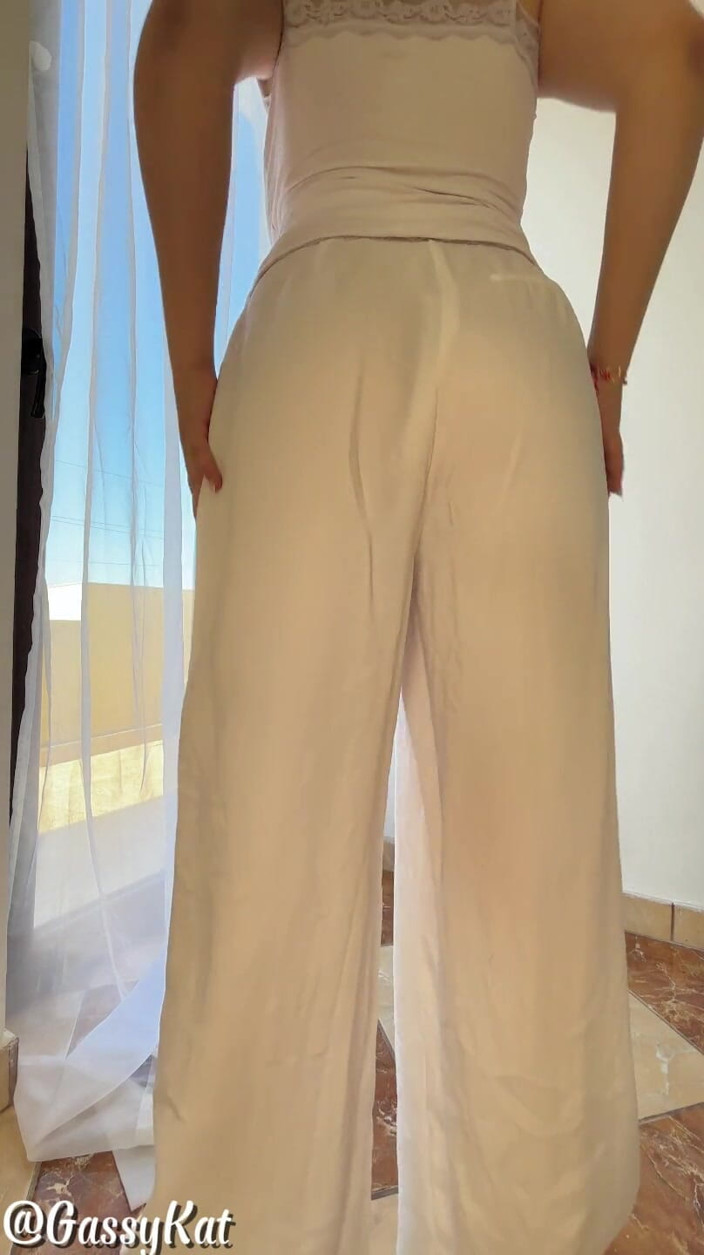 GassyKat: Pantaloni bianchi scoregge frizzante