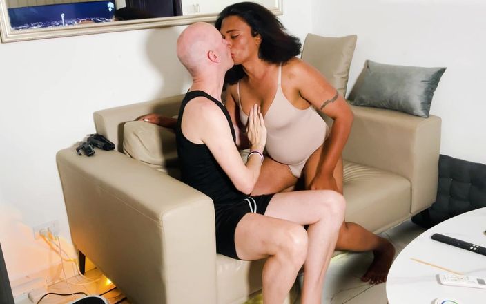Jaz: Ladyboy indiano che scopa ragazzo bianco