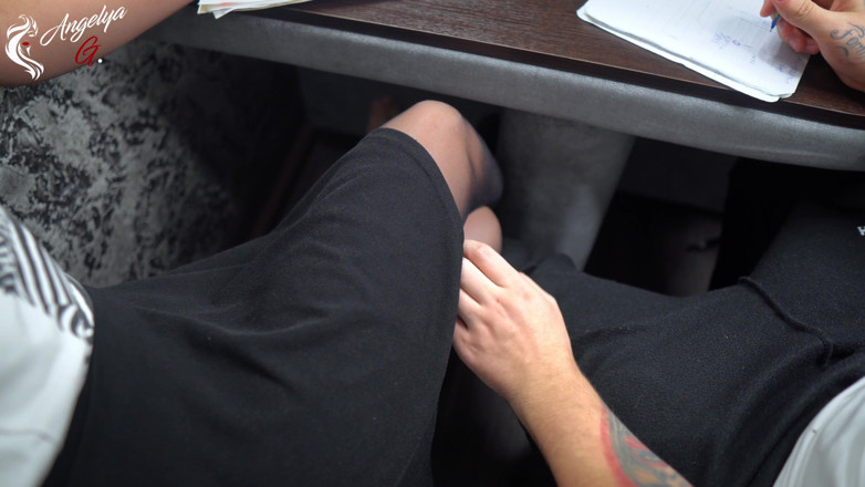 AnGelya G: 我来做作业，我不得不给他撸管！射在我的丝袜上