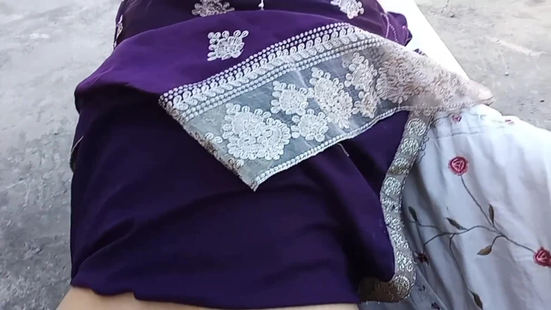 QueenbeautyQB: Iubita desi Ke Sath sex în aer liber Kiya cu hindi...