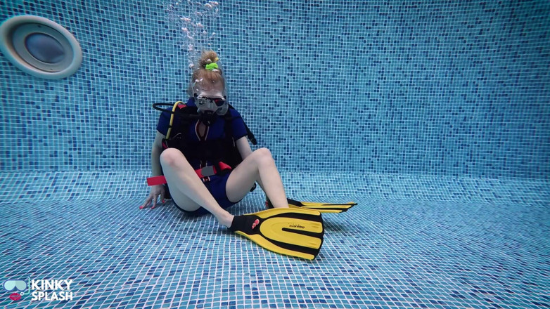 UKCuteGirl Lucy Lauren: Trabajo de pies de buceo bajo el agua