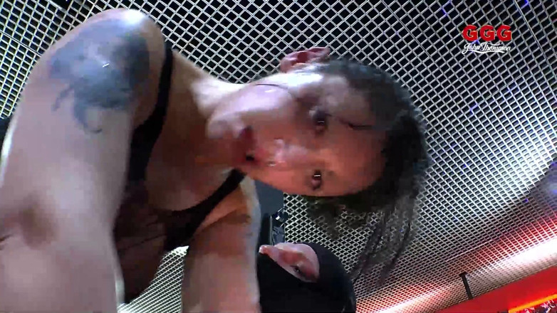 Gang Bang Germany: Ella es utilizada por extraños y ama cada segundo