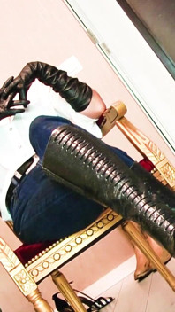 Jeux de ballbusting femdom