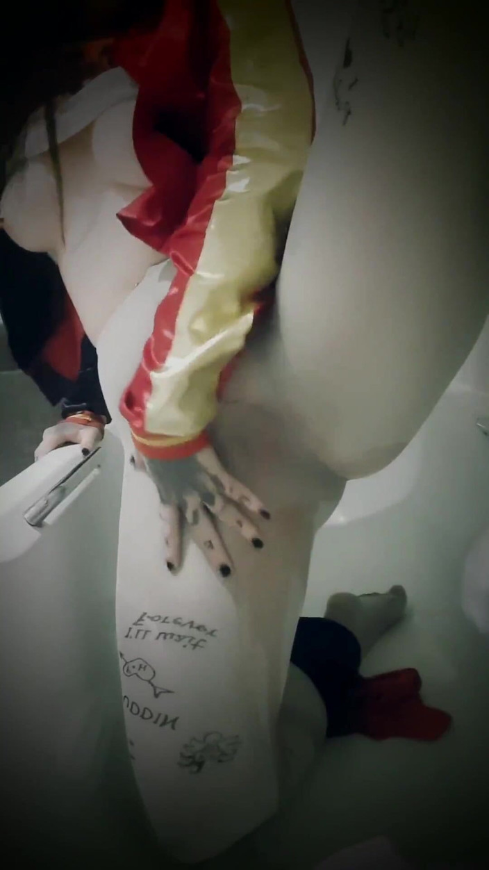 Yourfavecumslut: Harley Quinn Berkencing dalam bilik mandi