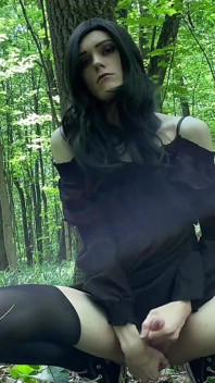 Gadis transgirl masturbasi di luar ruangan sampai dicrot sperma