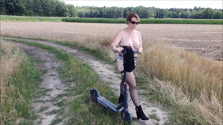 UserBitch1: Frivolo Sulla Strada Con Il Monopattino Elettrico