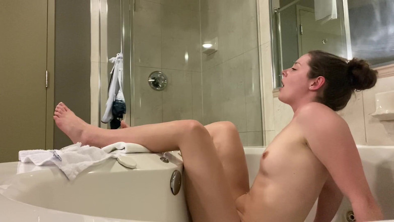 Nadia Foxx: Hotelový orgasmus ve vaně/jacuzzi s tlakem vody (křik!)