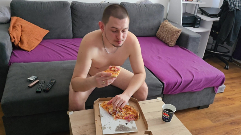 Fap_man93: Pizza Essen Und Fernsehen Komplett Nackt