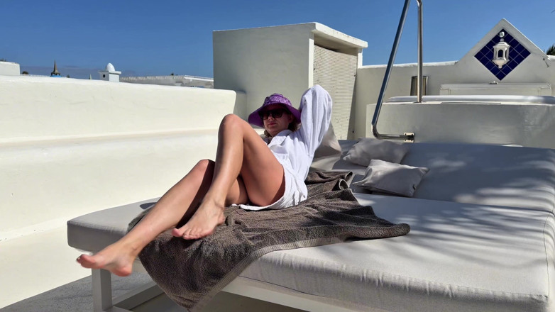 Emma Voyeur: Rooftop Naked - Masturbação Sob a Cobertura Ao Ar Livre