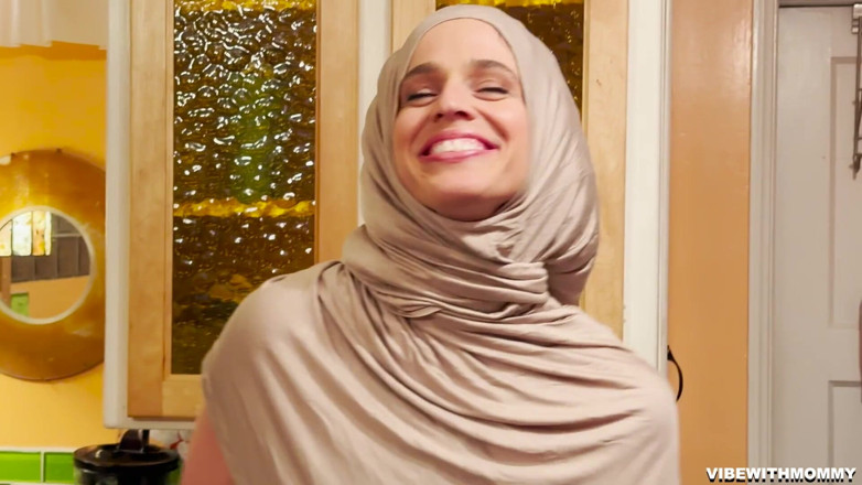VibeWithMommy: Conservative stepmother eats some booty and begs for creampie.