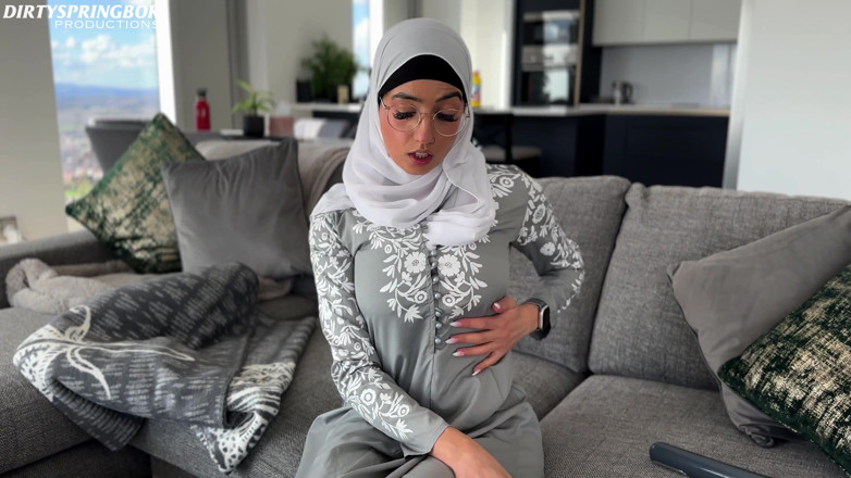 Aaliyah Yasin: L'innocente cameriera aaliyah Yasin scopre i giocattoli del sesso