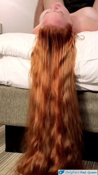 Sich mit meinen langen roten haaren auf den boden drapiert zu lassen, hüpfen und wiegt - haarfetisch-video