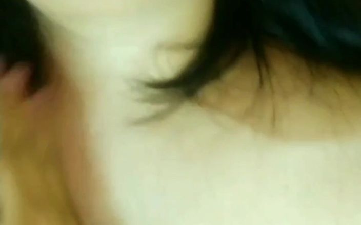 Carla Villalobos: 熟女痴女が恋人の雄牛の黒人コックのためにおっぱいとお尻を見せて自分に触れる