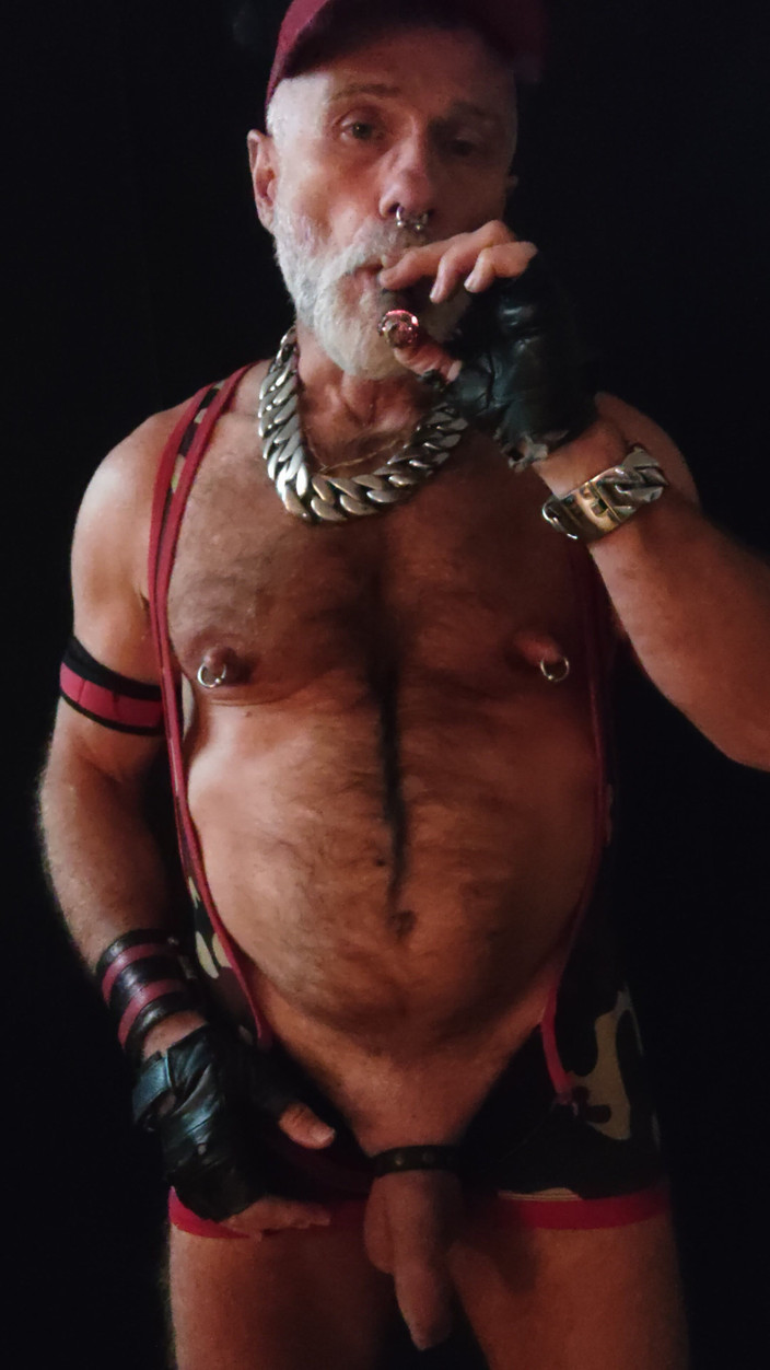 MusclesCigarsFFPig: de sfârcuri în timp ce fumează Gar