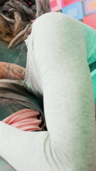 Anal älskande alt -porrstjärnan gapar brett efter att bli knullad hårt av tatuerad kuk