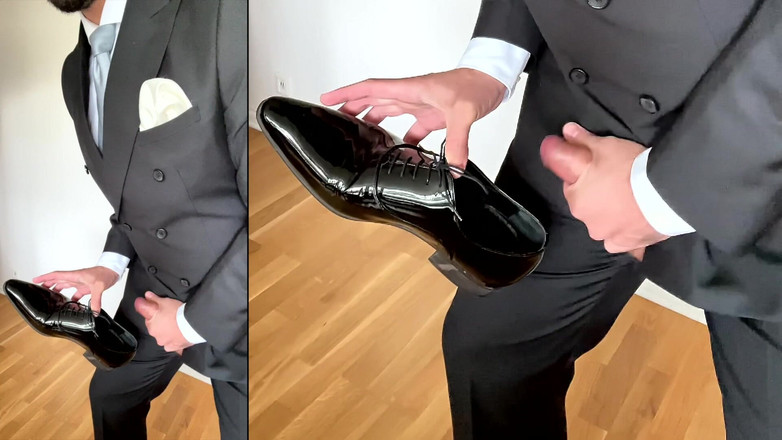Master Shiny Shoes: Homem de terno se masturba em sapatos de couro envernizado