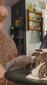 Il marito di mia sorellastra mi lascia scopare il culo con un toy