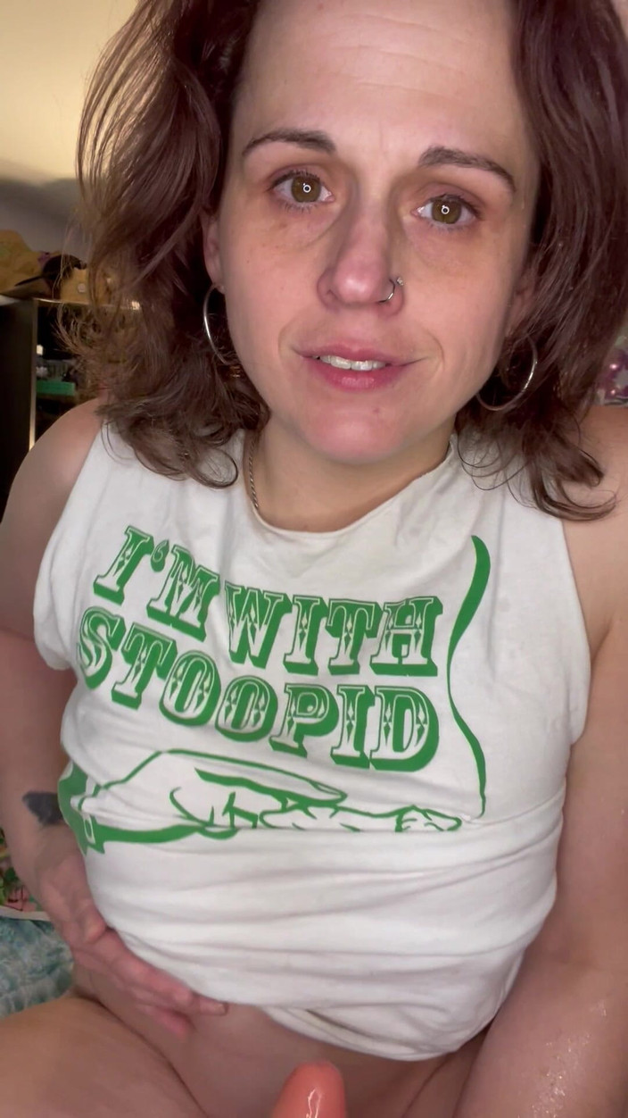 Suzy Wylde: डिल्डो के सभी आकारों से प्यार करें