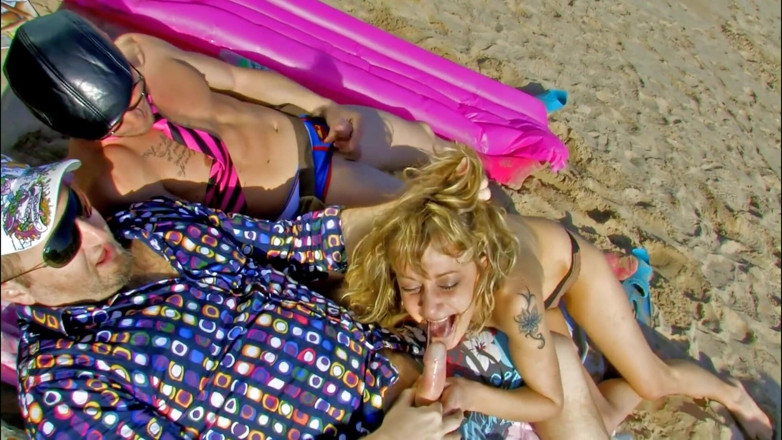 Cum Date Me: Une MILF s'étouffe sur deux énormes bites sur la plage puis...