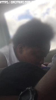 Ya, si jalang Ghetto menghisap air mani keluar dari batang saya dan menelannya sebelum teman lelakinya ditarik ke atas. Terpaksa berbogel dalam mulutnya