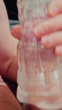 Fleshlight'ı dölle dolu paylaşıyor / arkadaşıyla bir oyuncağı sikiyor / iki adam bir fleshlight'ı sikiyor