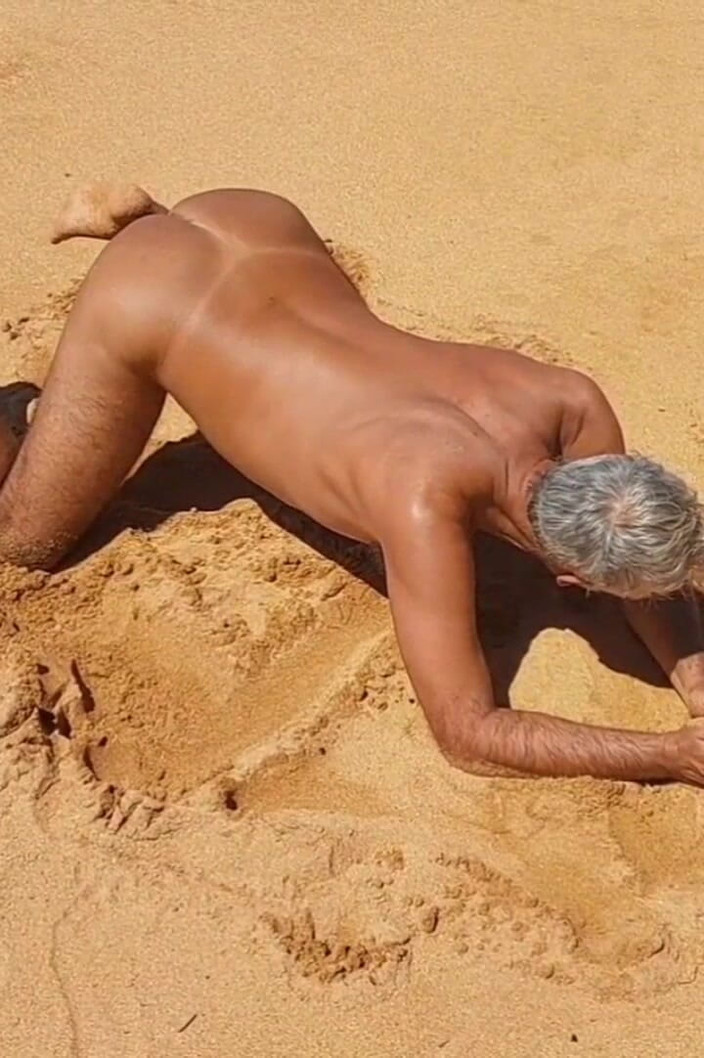 Ladysilvas: ビーチでレイシルバが彼女のホットなお尻を抱きたがっている