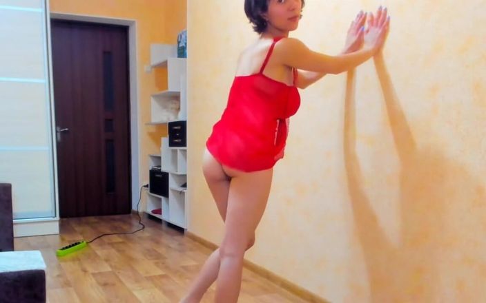 Myla Angel: Ateşli Myla_angel seksi kırmızı elbiseli striptiz yapıyor ve egzersiz yapmak...