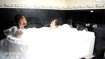 Dreichwe: Playing in the jacuzzi