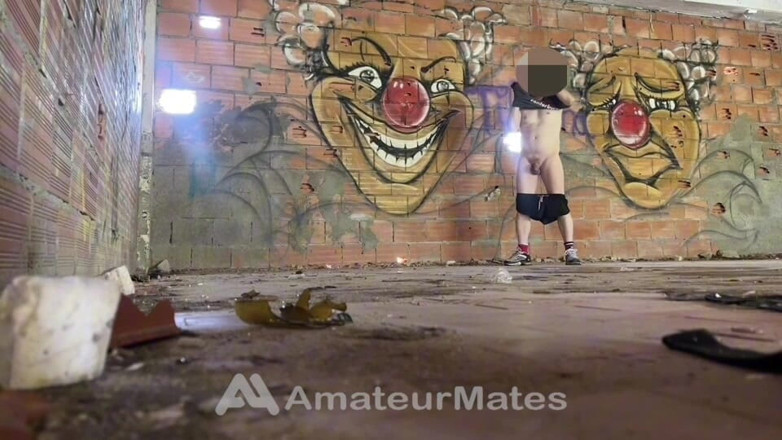 AmateurMates: 2 Пареньков Застукали Быстро Развлекаясь В Заброшенном Здании В Любительском Видео