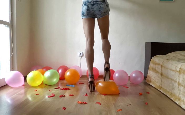Monica Crush: Ballonnen knallen met mijn sandalen met hoge hakken