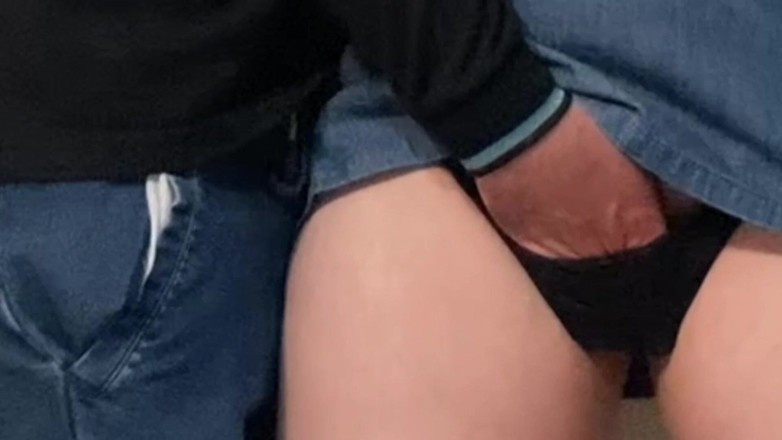Niki studio: Wow!! Tangan orang asing sesat dalam seluar dalam seksi saya