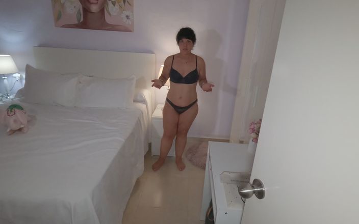 Chubby big booty: Tôi bắt gặp mẹ kế nóng bỏng của tôi mặc...