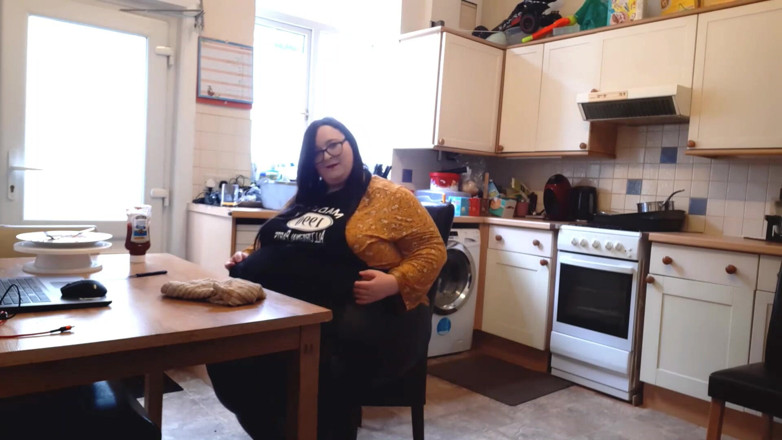 SSBBWLadyBrads: BBW SSBBW eating scene fanfiction pig in an apron