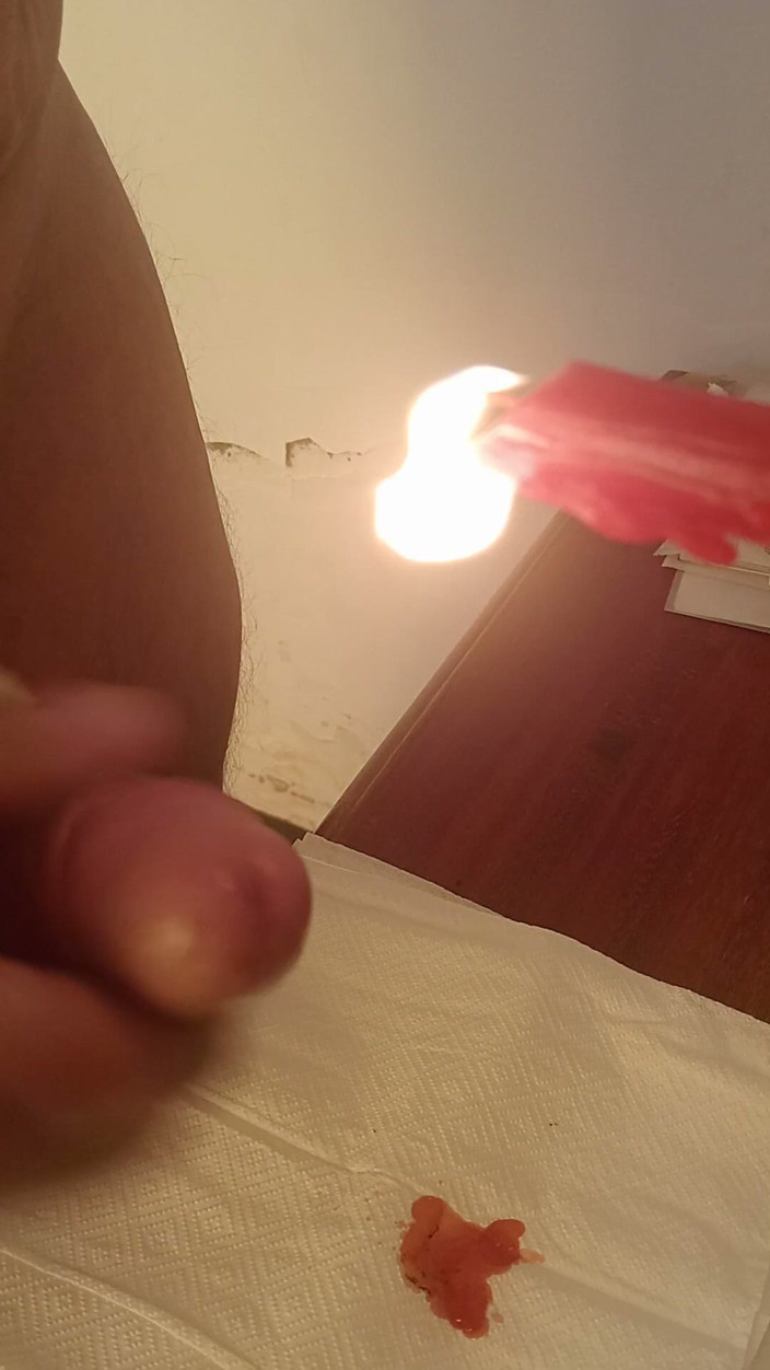 LoveCumInMouth: Yarak üzerinde ateşli mum ağdası boşalıyor