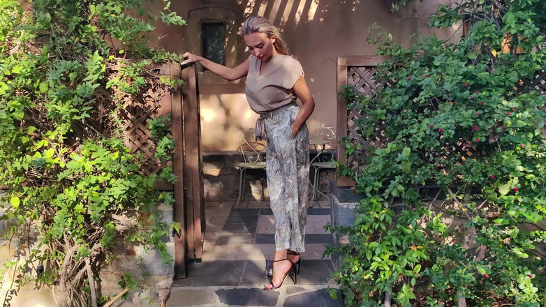 Goddess Lena: Bahçemde bana hayran ol