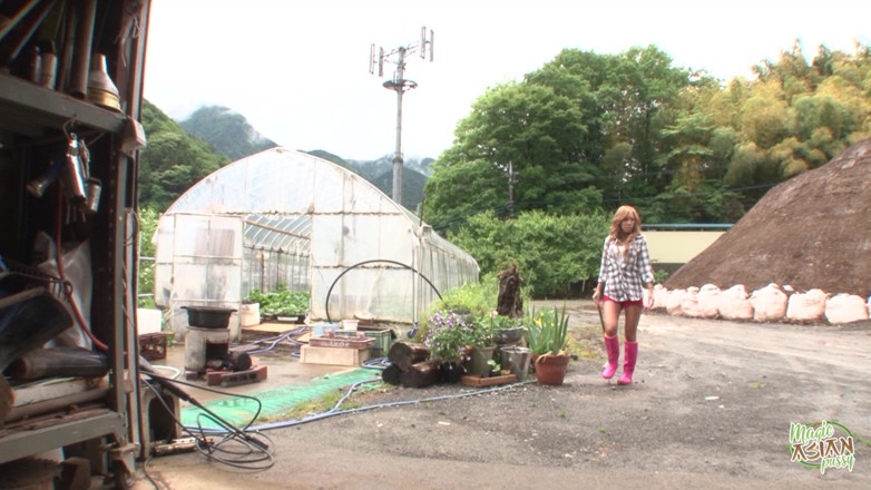 Magic Asian Pussy: She Was Working with Plants in the Greenhouse and Enjoring...