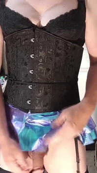V62-sexy trans magra cavalca grandi dildo