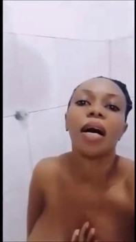 Preta MILF Babsie tomando banho