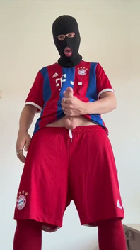Un frère excité rentre chez lui de sa pratique de football
