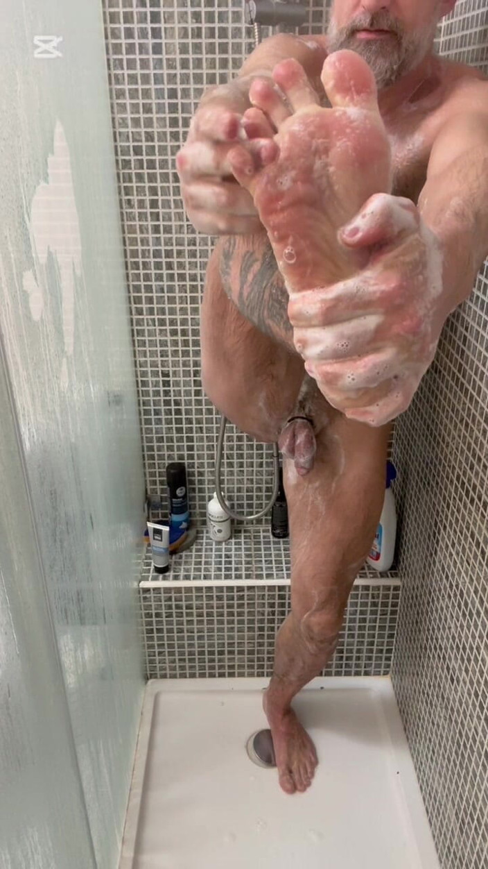 FerLuci: Gergasi N His Captive Tiny