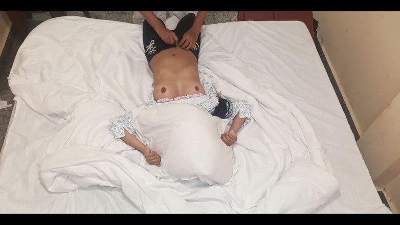 YOURAMRITA04: Heiße indische desi-freundin war im college im stock und wurde...