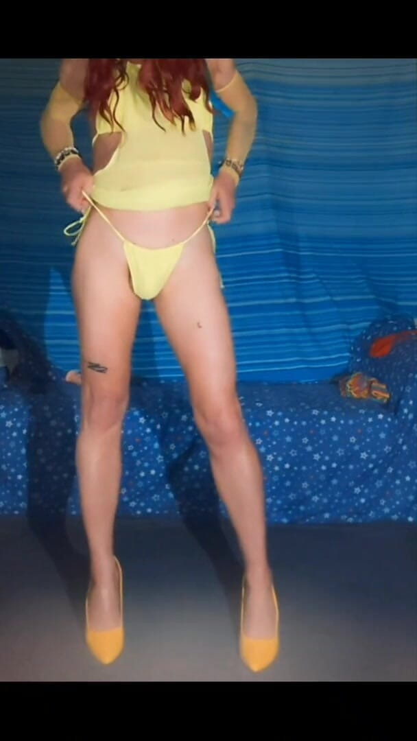 Lizzaali: Min sexiga neongröna bikini röv retas