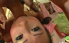 아름다운 아시아 창녀 Tia Tanaka는 중앙에 있고 이중 삽입을 좋아합니다.