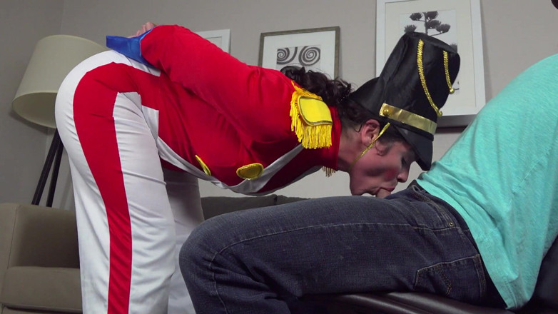 Sammi Starfish: Toy soldier blowjob