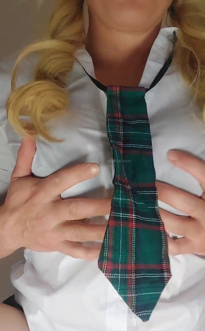 Michellexm: Studentský striptýz Nezbedná v mé studentské uniformě, sexy striptýz a...