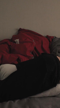 Ranní rutina. Femboy nemůže pomoci, ale ponižující polštář, představa, že váš těsný zadek naplněný jeho spermatem