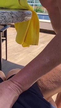 Orta yaşlı seksi kadın havuzda boşalmama yardım ediyor