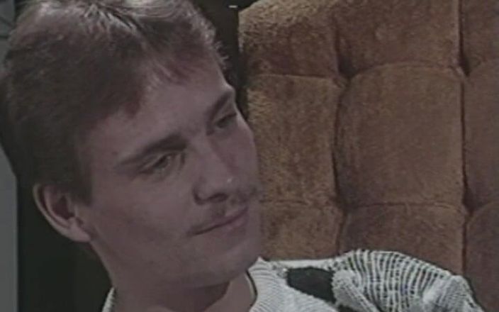 Gay RetroX VHS: Bărbați încălziți în îmbrățișare # 4
