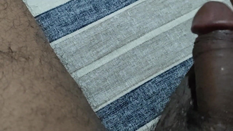 Hot Chilli 2025: Pulă mare se masturbează acasă